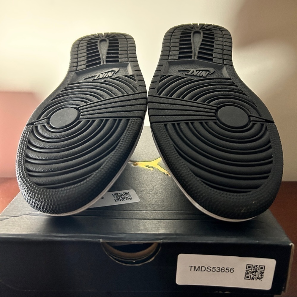 Nike Air Jordan 1 Low - UNC Blue Black (Unisex Size 8.5 Men / 10 Women) - Picture 4 of 8